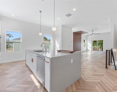 102 W Adalee Street - Photo Thumbnail 6