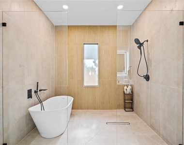 2441 Webber Street - Photo Thumbnail 28