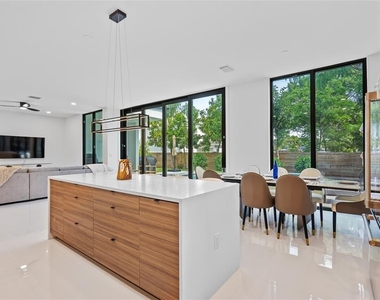 2441 Webber Street - Photo Thumbnail 7