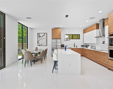 2441 Webber Street - Photo Thumbnail 15