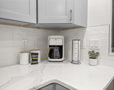 10380 Nw 21st Street - Photo Thumbnail 2