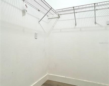 2905 Sw Archer Road - Photo Thumbnail 5