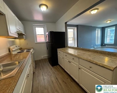 218 N 6th Street - Photo Thumbnail 2