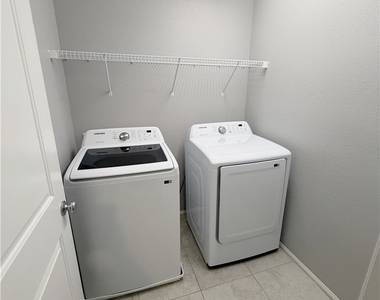 9386 Barcolobo Avenue - Photo Thumbnail 28