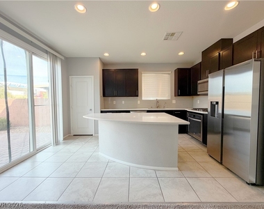 9386 Barcolobo Avenue - Photo Thumbnail 8