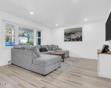 1506 Evergreen Avenue - Photo Thumbnail 2