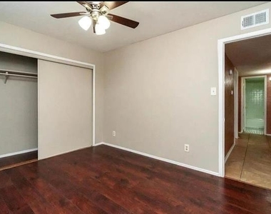 3207 Forest Creek Drive - Photo Thumbnail 7