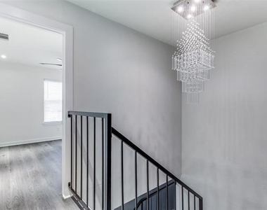 2228 Colony Court - Photo Thumbnail 7