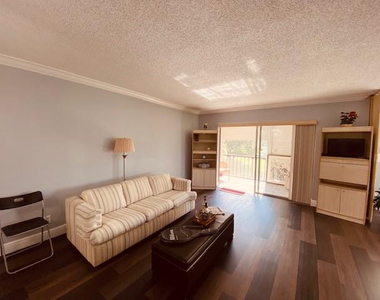 8990 S Hollybrook Boulevard - Photo Thumbnail 3