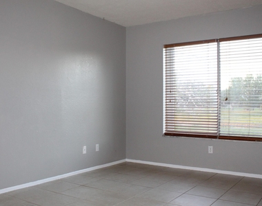 1618 Se Elkhart Terrace - Photo Thumbnail 9