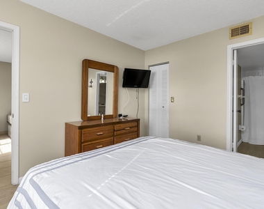 6715 W 26th Drive - Photo Thumbnail 15