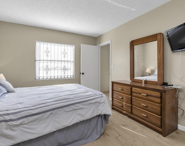6715 W 26th Drive - Photo Thumbnail 16