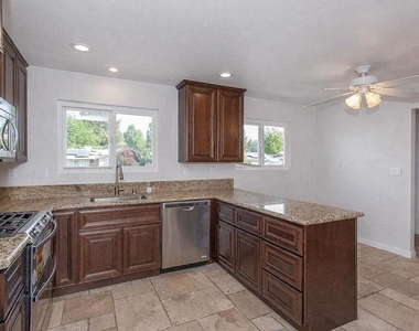 639 Calle Tulipan - Photo Thumbnail 2