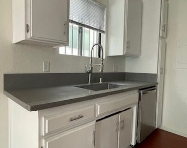 4826 Rosewood Avenue - Photo Thumbnail 8