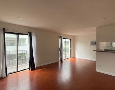 4826 Rosewood Avenue - Photo Thumbnail 3