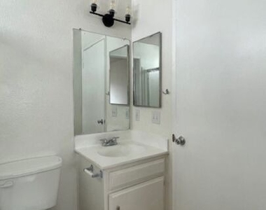 4826 Rosewood Avenue - Photo Thumbnail 14