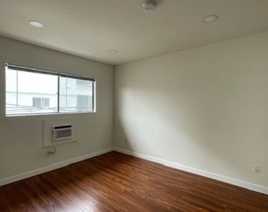 4826 Rosewood Avenue - Photo Thumbnail 15