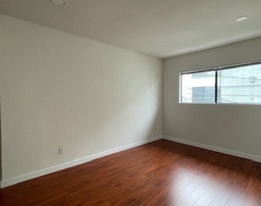 4826 Rosewood Avenue - Photo Thumbnail 17