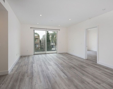 1237 S Holt Avenue - Photo Thumbnail 11