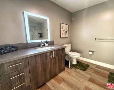 723 S St Andrews Place - Photo Thumbnail 8