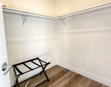 723 S St Andrews Place - Photo Thumbnail 17