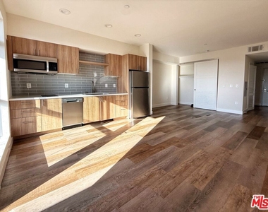 723 S St Andrews Place - Photo Thumbnail 3