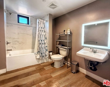 723 S St Andrews Place - Photo Thumbnail 16