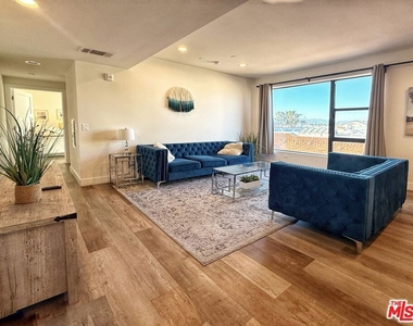 723 S St Andrews Place - Photo Thumbnail 10