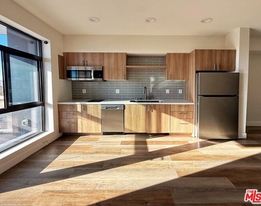 723 S St Andrews Place - Photo Thumbnail 4