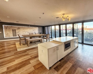 723 S St Andrews Place - Photo Thumbnail 27