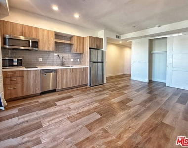 723 S St Andrews Place - Photo Thumbnail 5