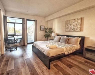 723 S St Andrews Place - Photo Thumbnail 7