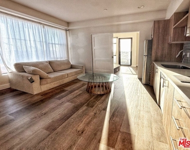 723 S St Andrews Place - Photo Thumbnail 14