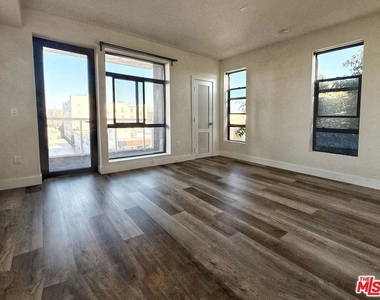 723 S St Andrews Place - Photo Thumbnail 2
