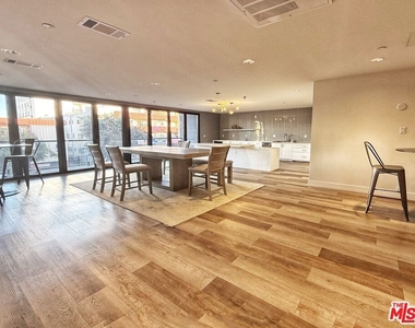 723 S St Andrews Place - Photo Thumbnail 25