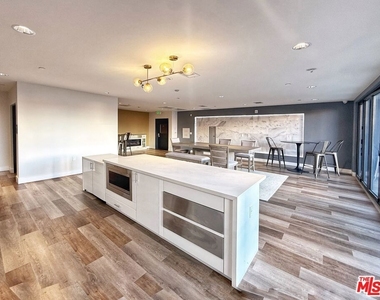 723 S St Andrews Place - Photo Thumbnail 26