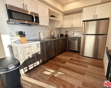 723 S St Andrews Place - Photo Thumbnail 8