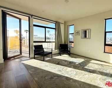 723 S St Andrews Place - Photo Thumbnail 11