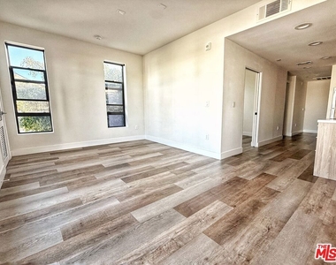 723 S St Andrews Place - Photo Thumbnail 15