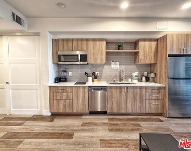 723 S St Andrews Place - Photo Thumbnail 13