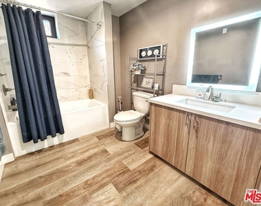 723 S St Andrews Place - Photo Thumbnail 18