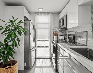 4316 Marina City Drive - Photo Thumbnail 6