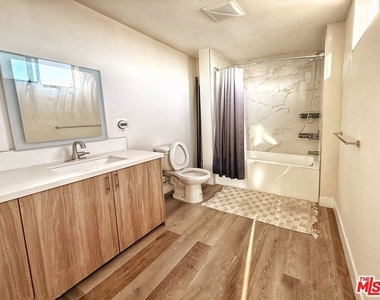 723 S St Andrews Place - Photo Thumbnail 10