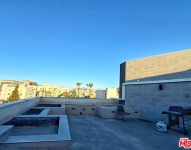 723 S St Andrews Place - Photo Thumbnail 29