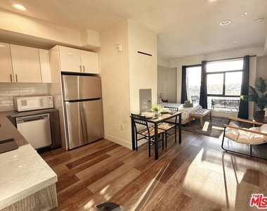 723 S St Andrews Place - Photo Thumbnail 4