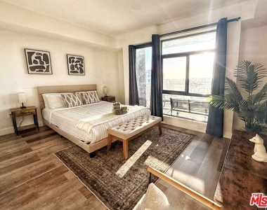 723 S St Andrews Place - Photo Thumbnail 5