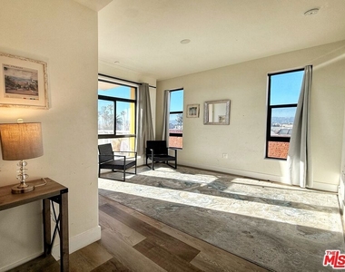 723 S St Andrews Place - Photo Thumbnail 12