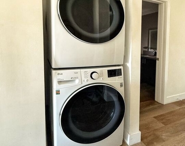 723 S St Andrews Place - Photo Thumbnail 19