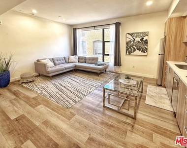 723 S St Andrews Place - Photo Thumbnail 1