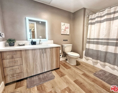 723 S St Andrews Place - Photo Thumbnail 3